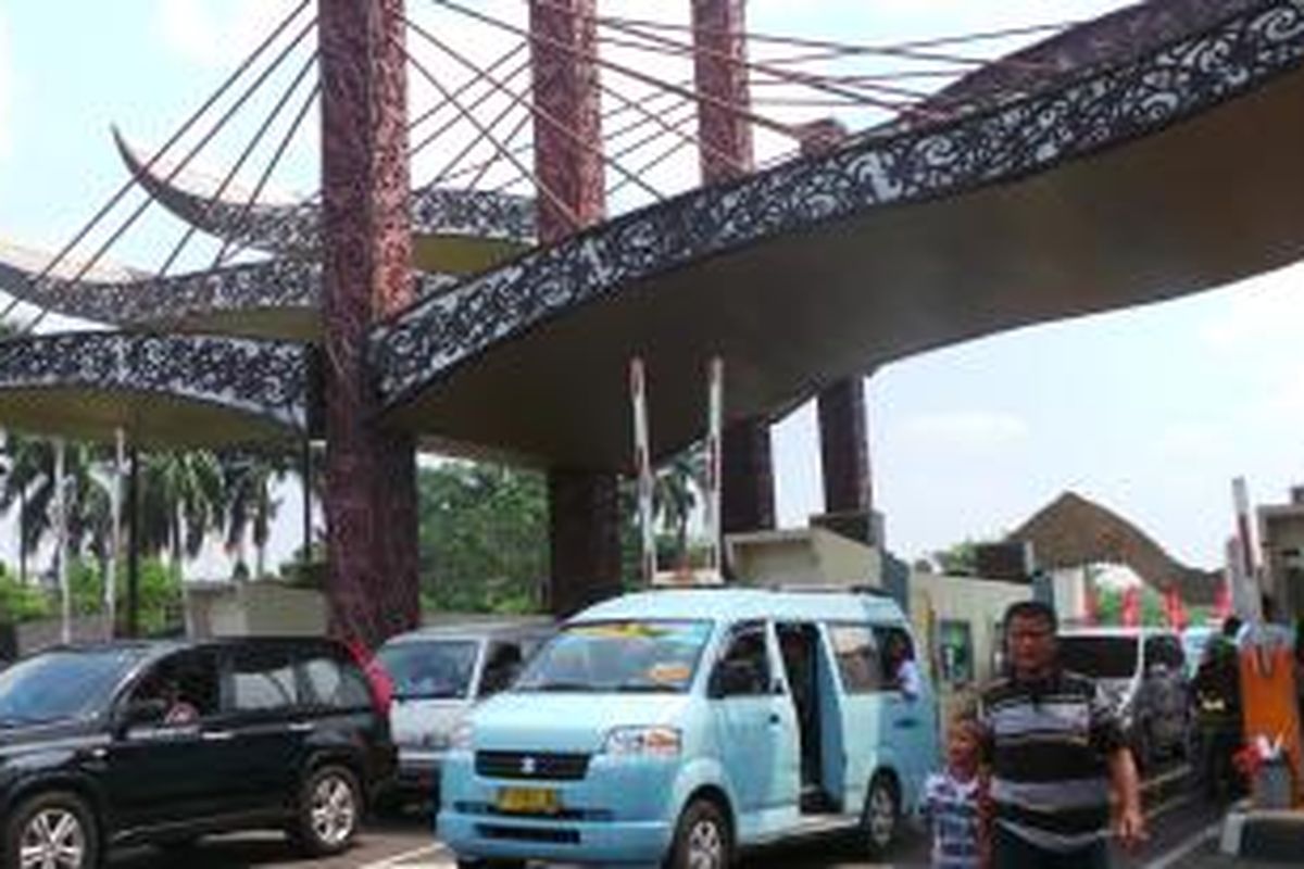 Pintu masuk TMII dipadati kendaraan yang memuat pengunjung liburan di Lebaran ketiga kali ini. Sabtu (10/8/2013).