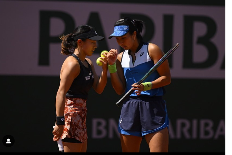 Petenis putri Indonesia, Aldila Sutjiadi (kanan), bersama tandemnya di sektor ganda putri, Miyu Kato. Keduanya akan bertemu dalam semifinal ganda campuran French Open 2023, Rabu (7/6/2023).