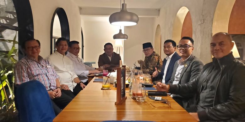 Gubernur Jawa Barat Ridwan Kamil bertemu dengan Agung Laksono hingga sejumlah pimpinan Partai Golkar Jawa Barat. Foto dikirim oleh Ketua DPP Partai Golkar Dave Laksono pada Kamis (29/9/2022). 