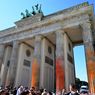 Aktivis Iklim Semprotkan Cat ke Brandenburg Gate di Berlin yang Terkenal