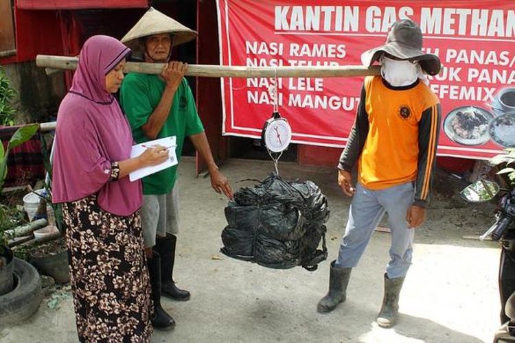 Pasangan Sarimin (dua dari kiri) dan Suyatmi (paling kiri) menimbang sampah plastik dari pemulung yang akan ditukarkan dengan seporsi makan di Kantin Gas Methan, di kompleks Tempat Pembuangan Akhir (TPA) Jatibarang, Kota Semarang, Jawa Tengah, Rabu (8/6/2016). Pembelian makanan dengan plastik dilakukan atas inisiatif bersama Unit Pengelola Teknis (UPT) TPA Jatibarang dengan pengelola warung untuk mengurangi beban sampah plastik di TPA yang sulit terurai. Kantin tersebut juga menggunakan bahan bakar gas metana yang diolah dari tumpukan sampah.