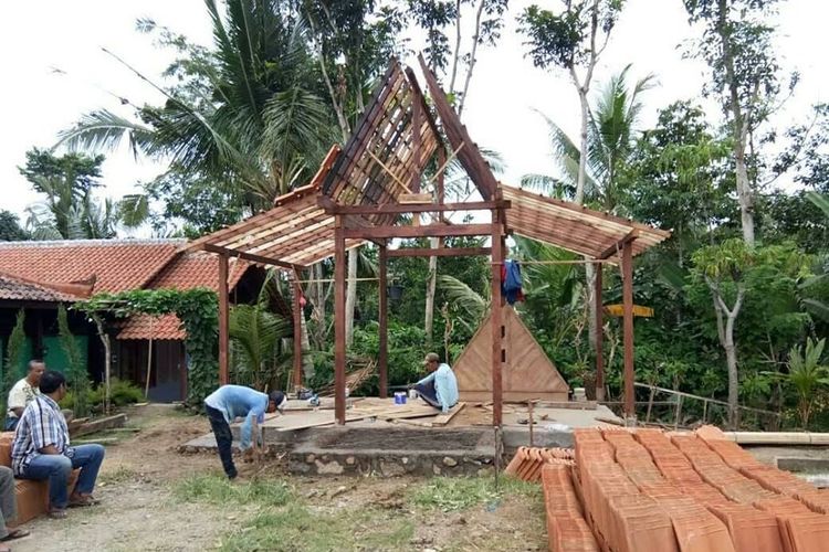 Proses pembangunan mushala yang dibangun Romo Catur pada Mei 2019 lalu