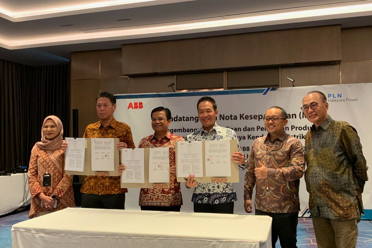 ABB teken kerja sama dengan Haleyora Power dalam penyediaan Stasiun Pengisian Kendaraan Listrik Umum (SPKLU) di Jakarta, Rabu (2/8/2023).