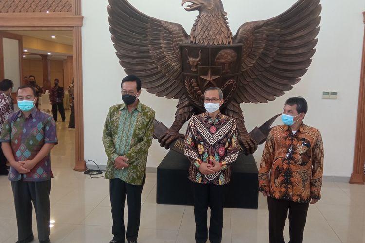 Sultan bersama Wakil Ketua KPK Alexander Marwata (Kanan) di Gedhong Pracimosono, Kompleks Kepatihan Kota Yogyakarta, Kamis (18/2/2021)