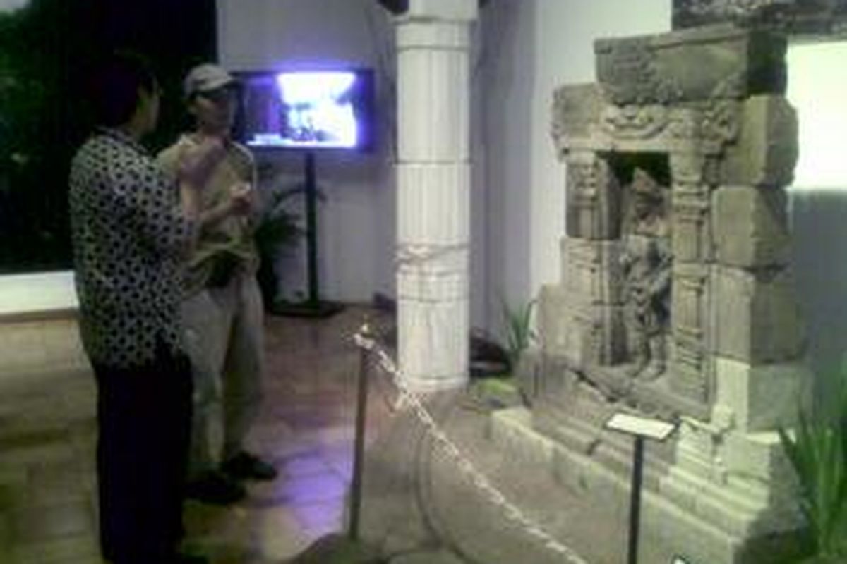 Pengunjung sedang berdialog dengan mahasiswa UI jurusan arkeolog mengenai batu Candi Sewu. Bentara Budaya Jakarta, Kamis (14/1/2010)