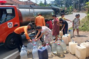 4.860 Jiwa di Jasinga Bogor Terdampak Kekeringan, Warga Antre Air Bersih Bawa Ember dan Jeriken