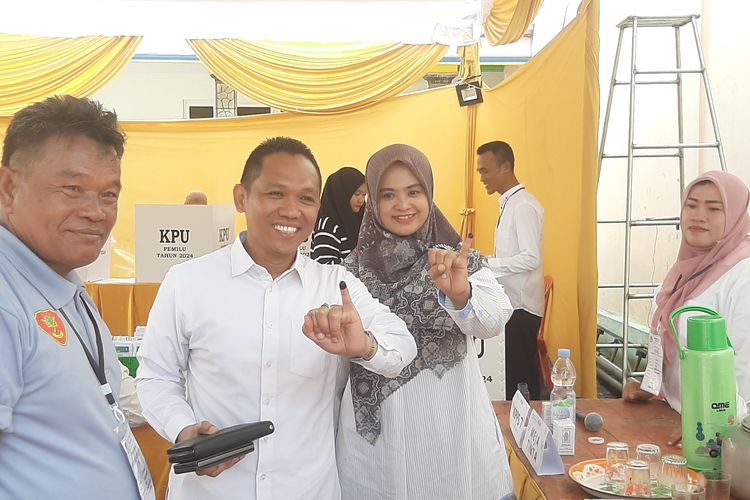 Kapten Tim Provinsi AMIN Jawa Timur Thoriqul Haq didampingi istri memilih di TPS 23, Rabu (14/2/2024)