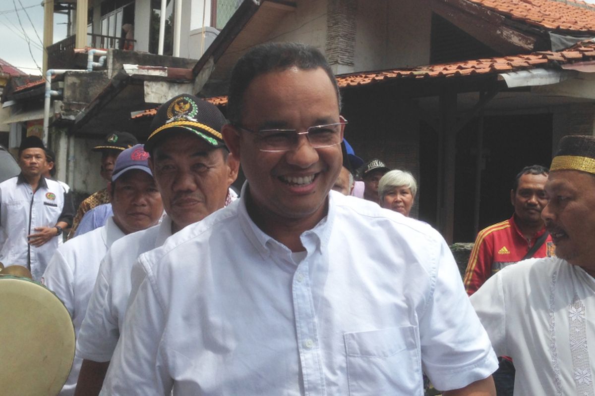 Calon gubernur DKI Jakarta, Anies Baswedan saat melakukan sosialisasi kampanye di kawasan Rawasari, Cempaka Putih, Jakarta Pusat, Selasa (21/3/17).