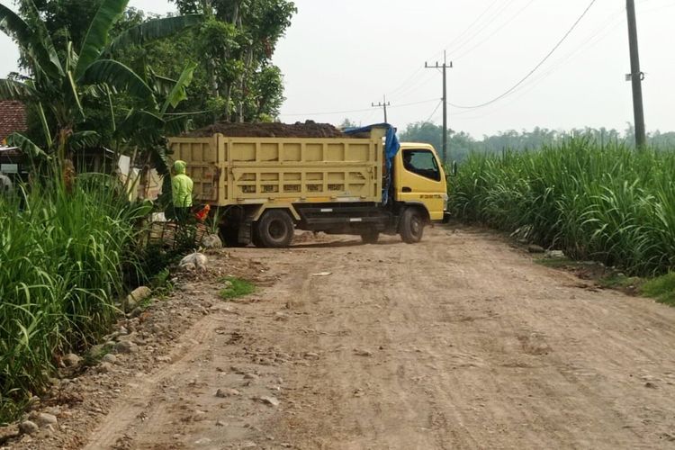 Jalan di Desa Taji yang rusak karena adanya kegiatan penambangan galian c yang diduga illegal. Kegiatan penambangan galian c juga menghilangkan jalan tani yang dibangun oleh pemerintah pusat yang menjadi asset desa karena dikeruk alat berat.