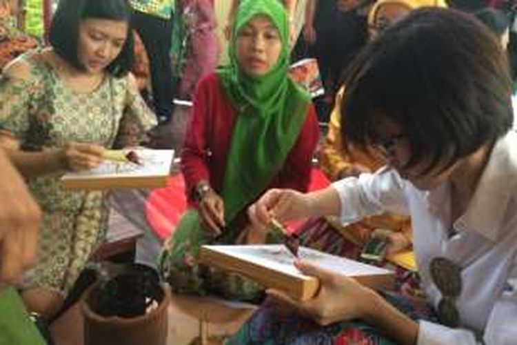 Istri Dubes Filipina Doris Novicio (pakai batik hijau) belajar membatik saat berada di Pekan Batik Nusantara 2016 di Kota Pekalongan, Jawa Tengah