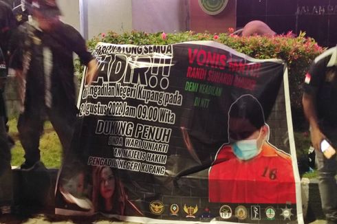 Jelang Sidang Putusan Kasus Pembunuhan Ibu dan Anak di Kupang, Keluarga Nyalakan 1.000 Lilin di Depan Kantor Pengadilan