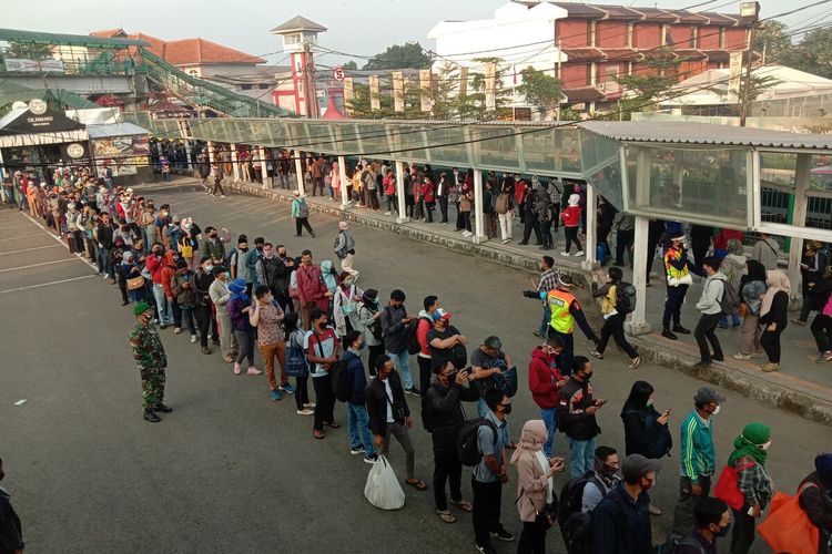 Antrian penumpang terjadi di Stasiun Bogor, Senin (8/6/2020). Aktivitas masyarakat pengguna KRL Commuter Line Jabodetabek cukup tinggi di hari pertama beroperasinya kembali sektor perkantoran di DKI Jakarta dalam masa PSBB transisi.