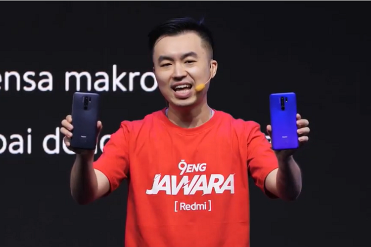 Alvin Tse, Country Director Xiaomi Indonesia menggenggam Redmi 9 saat peluncuran.