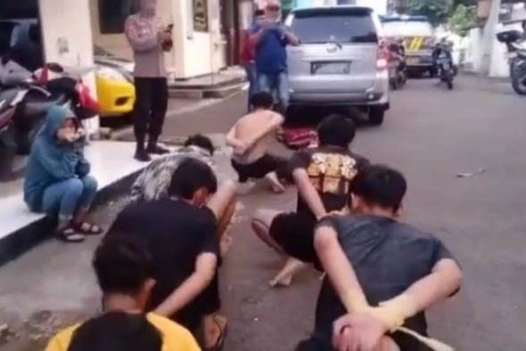 Para pelajar yang terlibat aksi pengeroyokan terhadap pelajar lain di Cianjur digelandang ke mapolsek, Jumat (22/10/2021). Dalam kejadian tersebut korban mengalami luka parah akibat sabetan senjata tajam.