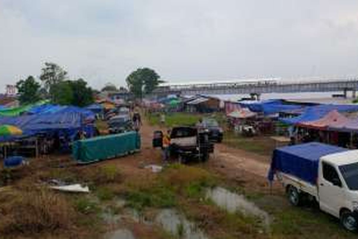 Ibarat magnet, Jembatan Pak Kasih di Kecamatan Tayan, Kabupaten Sanggau, Kalimantan Barat, mengundang para pedagang mendirikan kios-kios dan menggelar dagangan. Tampak kios dan lapak saat hari peresmian jembatan pada Selasa (22/3/2016).