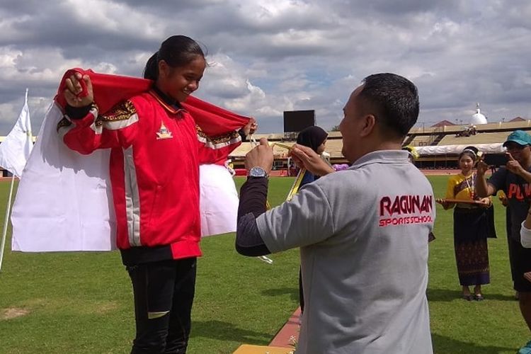 Atlet SKO Ragunan Dina Aulia sukses menorehkan prestasi tertinggi di pentas 22th Thailand Sports School Khon Kaen Games 2019 saat menjadi pelari tercepat saat tampil di 100 m gawang putri dengan catatan waktu 14.34 detik.