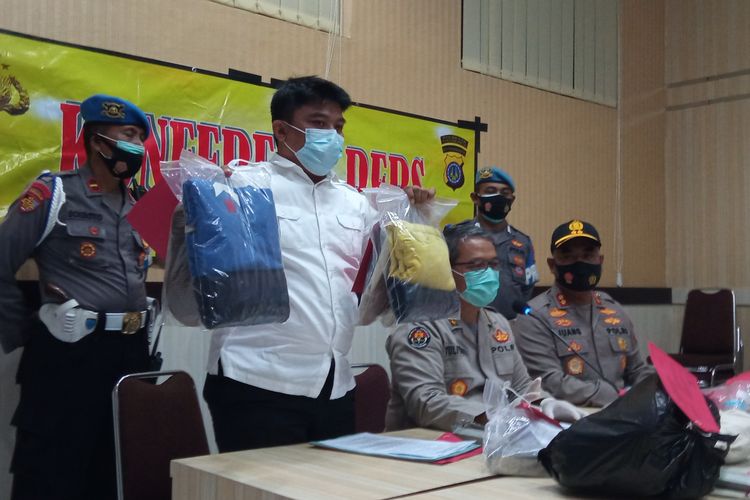 Polisi saat menunjukkan barang bukti yang digunakan untuk perusakan gedung DPRD DIY