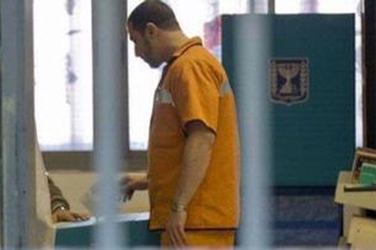 Foto ini diambil 22 Januari 2013 di LP Hadarim, Israel, menampilkan sosok seorang tahanan. Israel memberlakukan aturan ketat terhadap para tahanan asal Palestina, temasuk aturan ketat soal kunjungan.