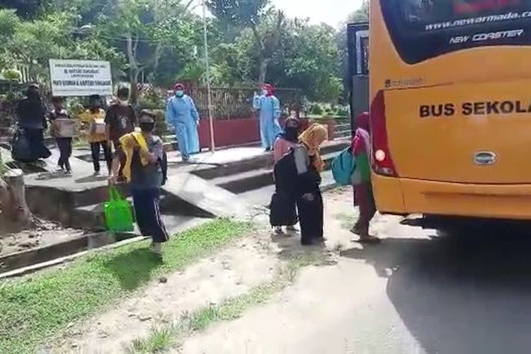 Puluhan penghuni panti dievakuasi menggunakan bus di Sungailiat, Bangka, Jumat (4/12/2020).