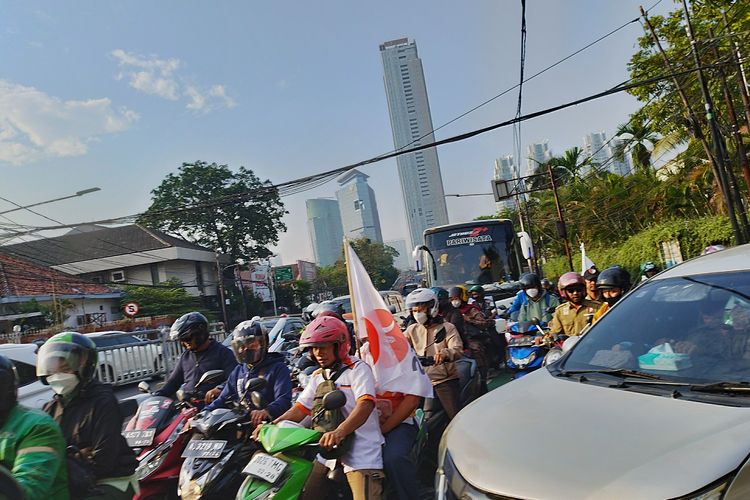 Suasana arus lalu lintas padat di Jalan Hos Cokroaminoto, Menteng, Jakarta Pusat menuju Imam Bonjol jelang pendaftaran capres-cawapres, Kamis (19/10/2023). (KOMPAS.com/XENA OLIVIA)