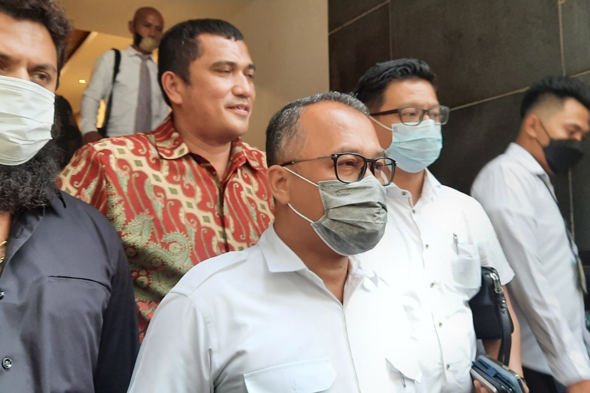 Sekretaris Jenderal Majelis Pimpinan Nasional Pemuda Pancasila (PP), Arif Rahman (baju putih dan masker abu-abu), memenuhi panggilan Polda Metro Jaya, Senin (13/12/2021).