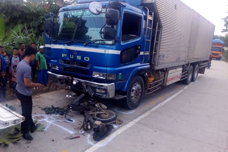 Petugas kepolisian mereka olah TKP pada kasus kecelakaan lalu lintas truk Fuso menabrak pengendara sepeda motor, Senin (15/10/2018).