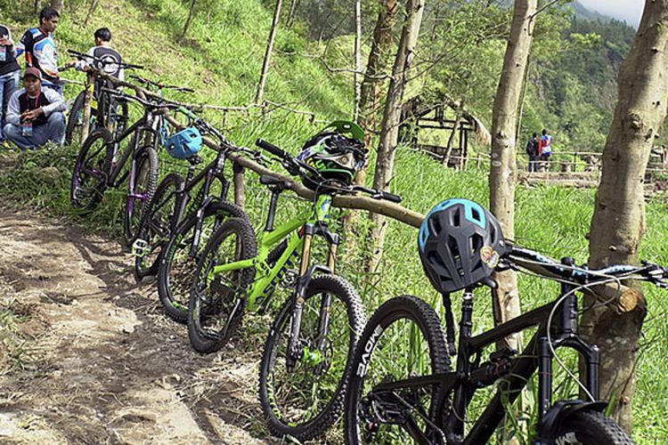 Kawasan obyek wisata alam Talang River di lereng Gunung Merapi, Balerante, Kecamatan Kemalang, Kabupaten, Klaten Jawa Tengah, Jumat (24/2/2017). Selain menawarkan keindahan pemandangan lereng Gunung Merapi, kawasan ini juga terdapat jalur sepeda downhill Talang Bike Park.