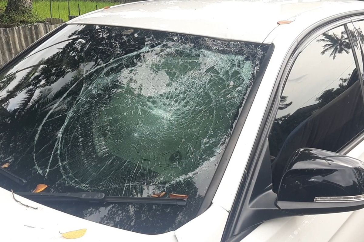 Kaca depan mobil BMW yang tabrak pemotor di Jalan Palagan Tentara Pelajar, Sleman terlihat retak.