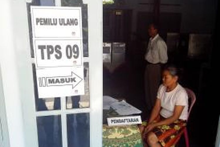 Seorang warga mendaftar pencoblosan ulang di TPS 9 Pandantoyo Kecamatan Ngancar Kabupaten Kediri, Jawa Timur, Selasa (15/7/2014).