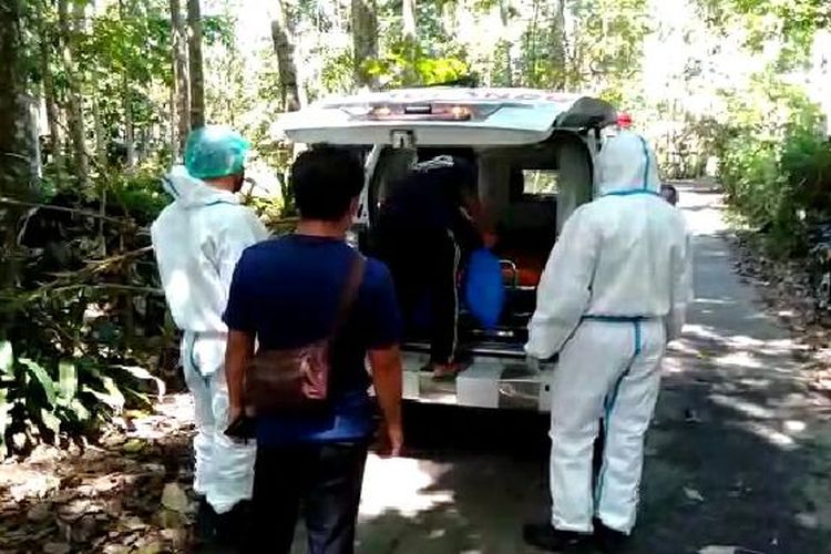 Kapolsek Bebandem, Kabupaten Karangasem, Bali, AKP Wayan Gede Wirya saat menjemput warga yang menjalani isolasi mandiri untuk dipindahkan ke tempat isolasi terpusat