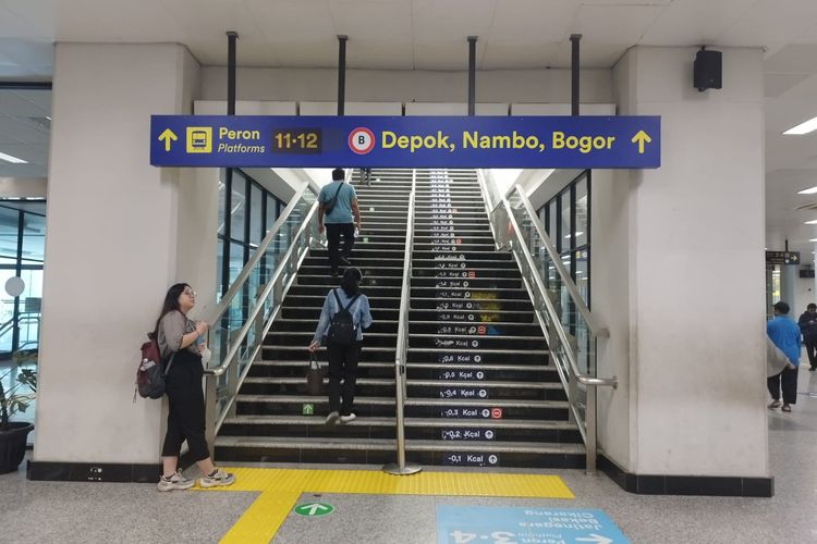 Tangga menuju Peron 11-12 di Stasiun Manggarai, Jakarta Selatan, Jumat (23/2/2024).