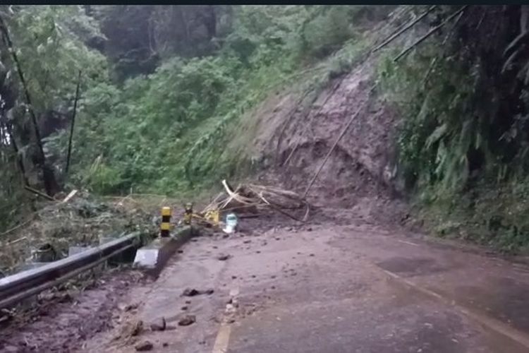 Material longsor menutup akses jalan Malang-Kediri selama 2 hari berturut-berturut.