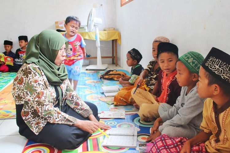 Dokumentasi kegiatan di Sekolah Madrasah Diniyyah Takmiliyah Awaliyah (MDTA) Anwarul Hidayah, Desa Ciseureuheun, Kecamatan Cigeulis, Kabupaten Pandeglang, Banten, usai direnovasi oleh Dompet Dhuafa,