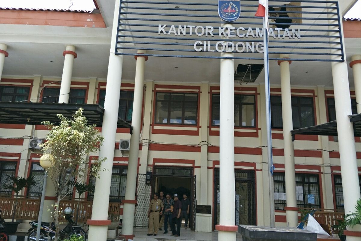 Kantor Cilodong di Depok yang  rusak tengah diperbaiki,  Senin (2/4/2019).