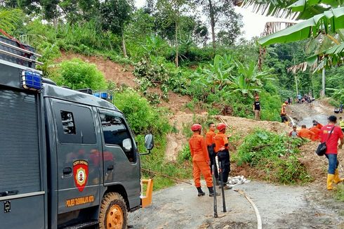 Jalan Alternatif Tasikmalaya-Pangandaran via Cineam Tertutup Longsor