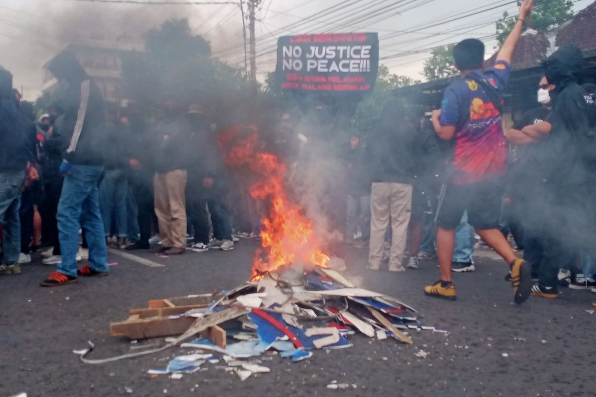 Puluhan pemuda atau Arek Malang mendatangi Kantor Arema FC di Jalan Mayjend Panjaitan, Kota Malang pada Minggu (29/1/2023) siang.