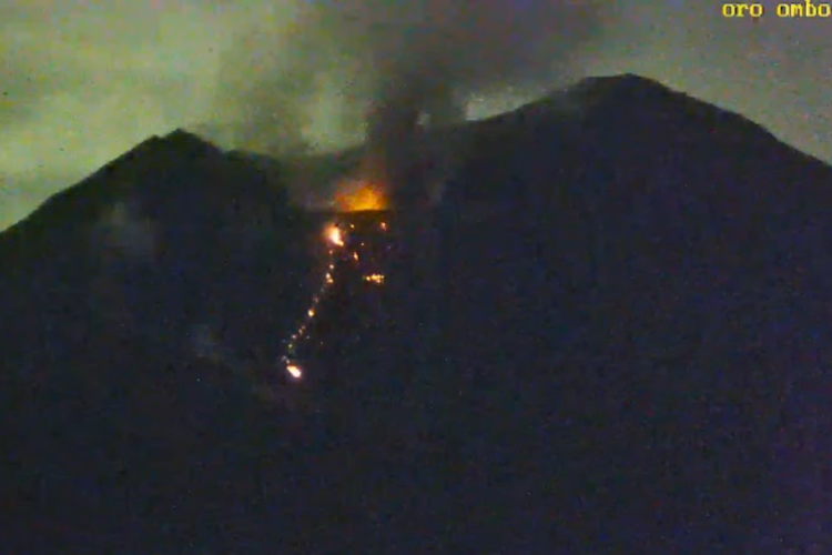 Tangkapan layar aktivitas Gunung Semeru, Senin (3/4/2023) dinihari..