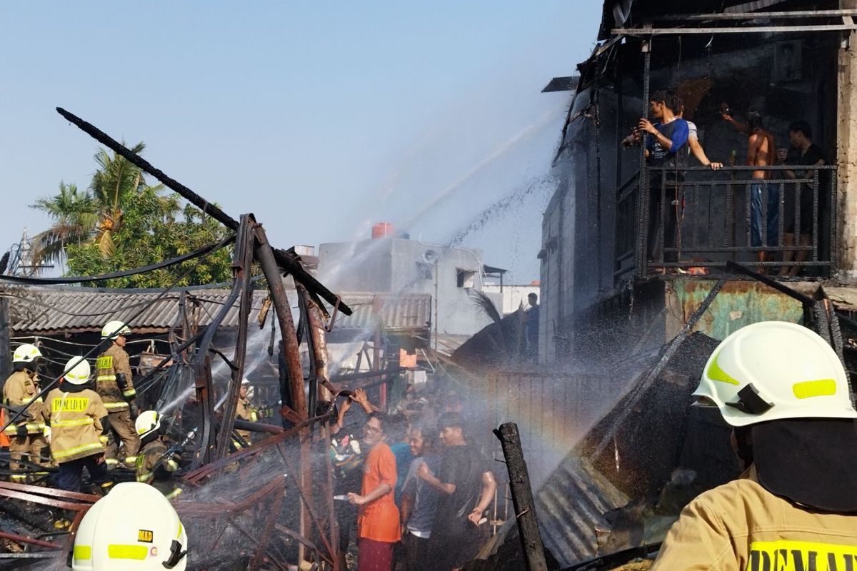 Pemadam kebakaran melakukan pendinginan di kebakaran Pasar Inpres Lontar, Kebon Melati, Tanah Abang, Jakarta Pusat, Rabu (9/8/2023). (KOMPAS.com/XENA OLIVIA)