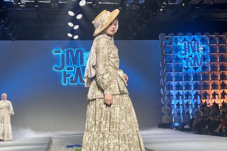 Penyanyi Inara Rusli tampil dalam Busana koleksi Ayu Dyah Andari bertajuk ‘Sora’ di Jakarta Modest Fashion Week 2026, di Jakarta Selatan, Kamis (7/11/2025).