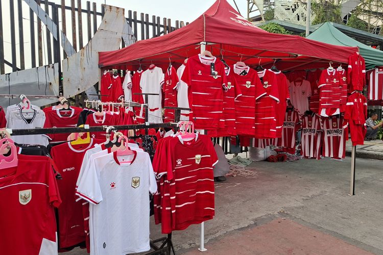 Jelang Indonesia Vs Singapura, Trotoar GBK Dipenuhi Pedagang Jersey, Omzet Bisa Melejit