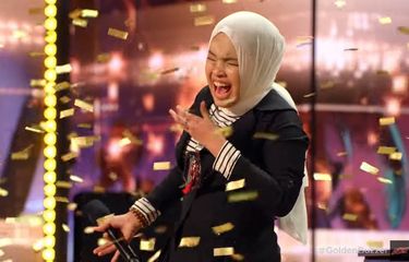 Remaja 17 tahun asal Indonesia Putri Ariani dihujani confetti setelah juri America's Got Talent 2023 Simon Cowell menekan golden buzzer. Dengan golden buzzer, Putri Ariani langsung melaju ke babak semifinal ajang pencarian bakat tersebut.