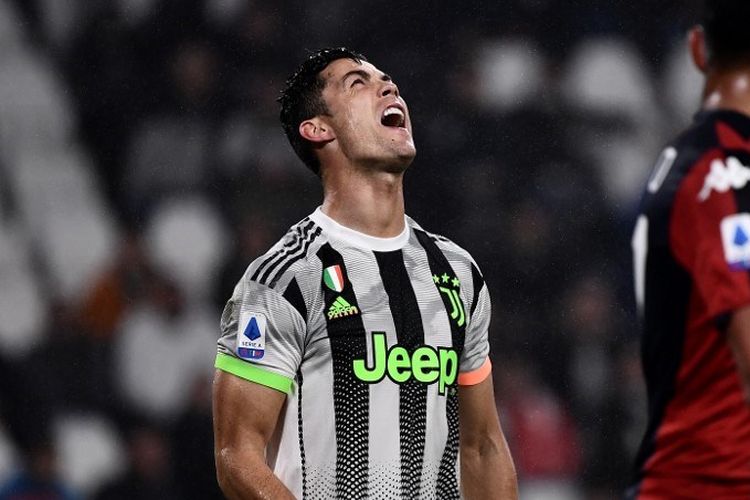 Cristiano Ronaldo tampak kecewa seusai gagal memanfaatkan peluang pada pertandingan Juventus vs Genoa dalam lanjutan Serie A Liga Italia di Stadion Allianz, 30 Oktober 2019.