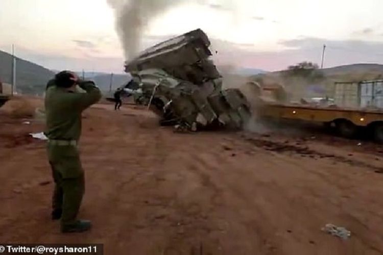 Potongan video yang beredar di Twitter memerlihatkan sebuah tank Merkava milik militer Israel terbalik saat dinaikkan ke kendaraan angkut.