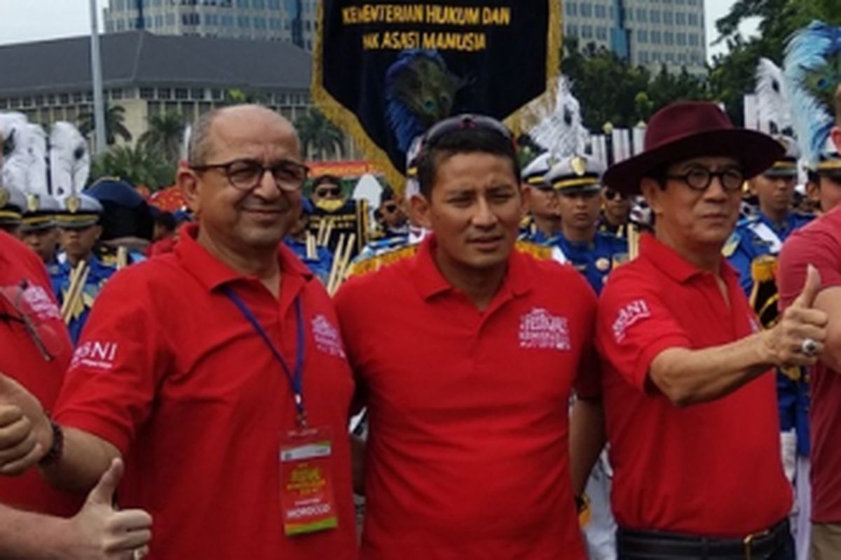 Wakil Gubernur Sandiaga Uno bersama menteri Hukum dan HAM Yasona Laoly meresmikan festival keimigrasian di Monas, Minggu (21/1/2018)