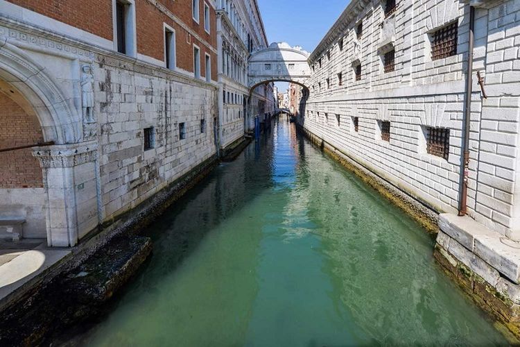 A view shows clear waters below the Bridge of Sighs in a Venice canal on March 18, 2020 as a result of the stoppage of motorboat traffic, following the countrys lockdown within the new coronavirus crisis. (Photo by ANDREA PATTARO / AFP) (Photo by ANDREA PATTARO/AFP via Getty Images)
