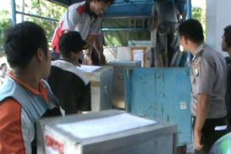 KPUD Polewali mandar mulai distribusi logistik pemilu seperti kotak, bilik dan surat suara terutama ke tps-tps terpencil di Polewali Mandar.