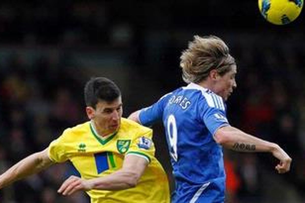 Penyerang Chelsea, Fernando Torres (kanan).