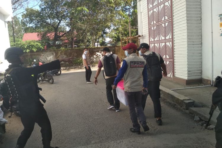 Penggeledahan yang dilakukan tim Dubdit Tipikor Ditreskrimsus Polda Sulsel di ruang kerja Bupati Gowa terkait kasus dugaan korupsi pengadaan alat peraga iman dan taqwa (Imtaq) Dinas Pendidikan Gowa, Sulawesi Selatan, Tahun Anggaran 2018, Selasa (14/5/2019).