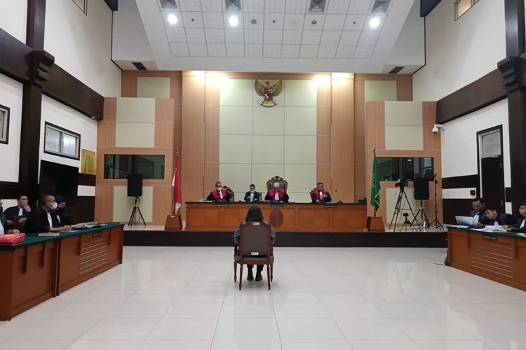Persidangan Fatia Maulidiyanti di Pengadilan Negeri Jakarta Timur, Senin (17/4/2023).