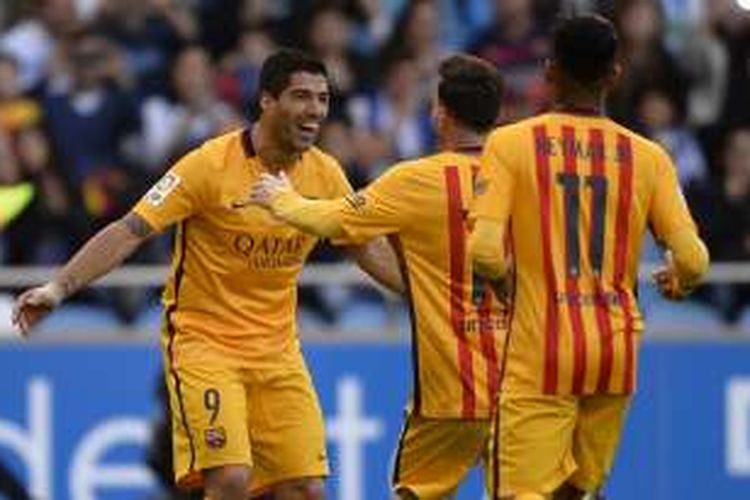 Penyerang FC Barcelona, Luis Suarez, merayakan gol ke gawang Deportivo La Coruna, dalam lanjutan La Liga di Estadio Municipal de Riazor, Rabu (20/4/2016) waktu setempat.